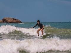 'दंगल' गर्ल फातिमा सना शेख ने श्रीलंका में की सर्फिंग, वायरल हुईं ऐसी-ऐसी तस्वीरें