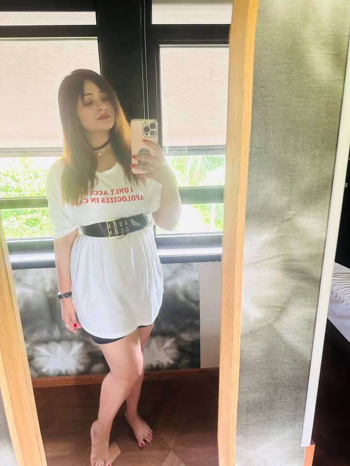 ঘোরার সময় একেবারেই তাড়াহুড়ো করতে ভালবাসেন না ঋতাভরী। কোনও জায়গা পছন্দ হলে সেখানে থেকে যেতে পারেন ১০ দিন পর্যন্ত ও।