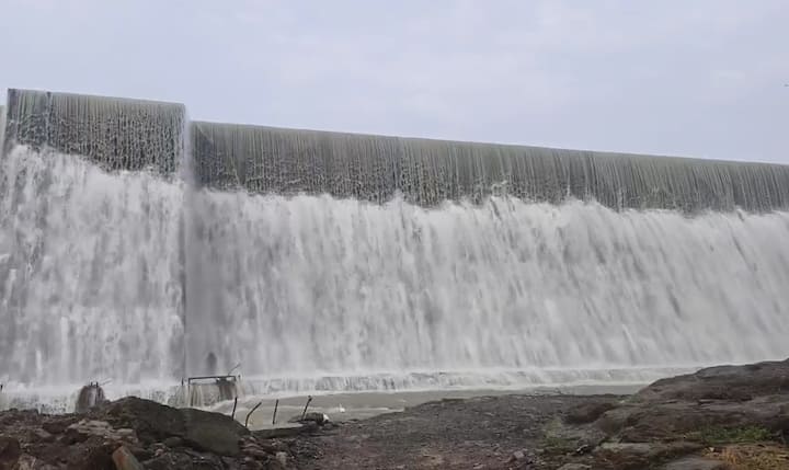 જામનગર શહેરને પીવાનું પાણી પૂરું પાડતો રણજીતસાગર ડેમ ઓવરફ્લો થયો છે. વાગડીયા ડેમ પણ સંપૂર્ણ રીતે ભરાઈ ગયો છે. ડેમોની સ્થિતિને ધ્યાને રાખીને જિલ્લા વહીવટી તંત્રે આજુબાજુના ગામોને સાવચેત રહેવા સૂચના આપી છે.