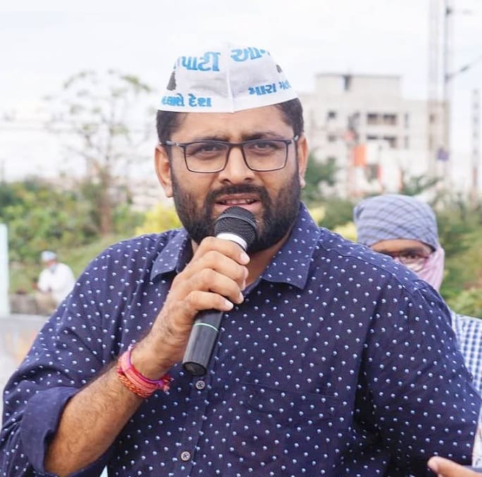 એકલા હાથે વિસાવદર બેઠક કબજે કરી લીધી છે. તાજા આંકડા પ્રમાણે, ગોપાલેને વિધાનસભા વિસ્તારમાંથી 51 ટકાથી વધુ મત મળ્યા છે, જે 75 હજારથી પણ વધુ મતો છે. અહીં અમે તમને ગોપાલ ઇટાલિયાના જીવન સફરની કહાણી બતાવી રહ્યાં છીએ. જાણો એક સરકારી કર્મચારીમાંથી ગોપાલ ઇટાલિયા કઇ રીતે પહોંચ્યો વિધાનસભામાં ધારાસભ્ય બનીને....