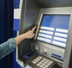 ATM ਕੱਢਣ ਲੱਗ ਪਿਆ 500 ਦੀ ਥਾਂ 1100 ਰੁਪਏ! ਲੋਕਾਂ ਨੇ ਮੱਚਾਈ ਲੁੱਟ...ਲੱਗ ਗਈਆਂ ਲੰਬੀਆਂ ਕਤਾਰਾਂ, ਜਾਣੋ ਪੂਰਾ ਮਾਮਲਾ