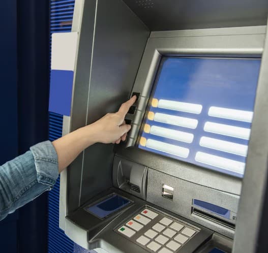 ਉੱਤਰ ਪ੍ਰਦੇਸ਼ ਦੇ ਆਗਰਾ ਜ਼ਿਲ੍ਹੇ ਤੋਂ ਇੱਕ ਹੈਰਾਨੀਜਨਕ ਘਟਨਾ ਸਾਹਮਣੇ ਆਈ ਹੈ। ਜਿੱਥੇ ਮਲਪੁਰਾ ਥਾਣਾ ਖੇਤਰ ਦੇ ਨਗਲਾ ਬੁੱਧਾ ਪਿੰਡ ਵਿੱਚ ਸਥਿਤ ਵਨ ਇੰਡੀਆ ਬੈਂਕ ਦੇ ATM ਵਿੱਚ ਵੱਡੀ ਤਕਨੀਕੀ ਖ਼ਰਾਬੀ ਆ ਗਈ।