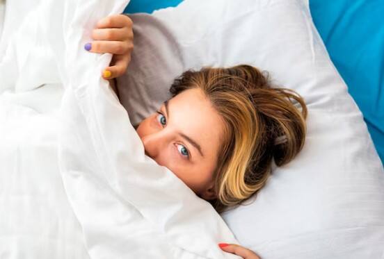 नींद की क्वालिटी में सुधार: अगर आप भी रात को करवटें बदलते रहते हैं, तो घी आपकी नींद की समस्या दूर कर सकता है. घी में मौजूद फैटी एसिड दिमाग को रिलैक्स करते हैं, जिससे गहरी और अच्छी नींद आती है.