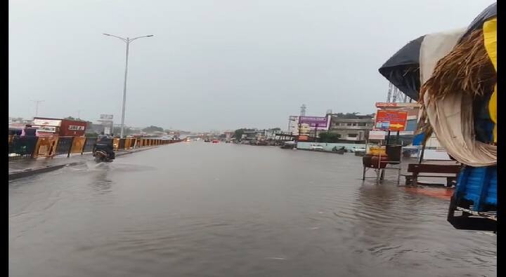 સુરતમાં કામરેજ ચારસ્તા પર પાણી ભરાતા વાહનવ્યહાર ઠપ્પ થઇ ગયો થછે.