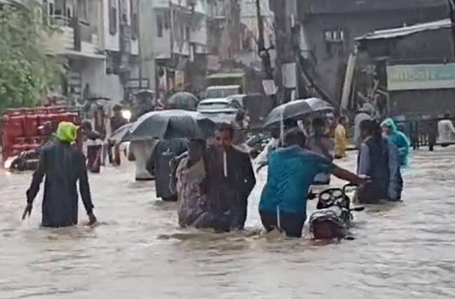 surat rain: સુરતમાં 2 કલાકમાં સાડા પાંચ ઇંચ વરસાદ વરસતા અનેક વિસ્તાર પાણી પાણી થઇ ગયયા છે. વરાછાના બધા જ રસ્તા જળમગ્ન થયા છે.