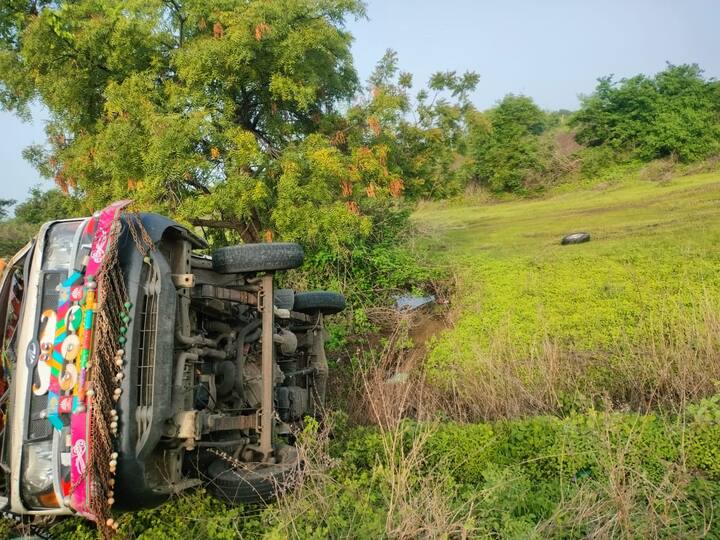 अपघातात जखमी झालेल्या नागरिकांना तत्काळ उपचारासाठी बार्शी येथील शासकीय रुग्णालयात दाखल करण्यात आलं आहे.
