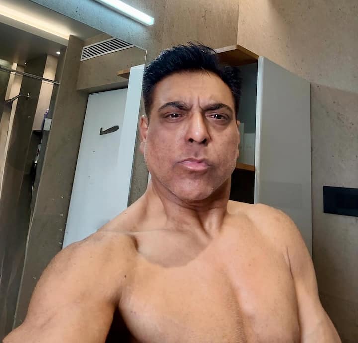 बड़े अच्छे लगते हैं के राम कपूर का अब जबरदस्त ट्रांसफॉर्मेशन हो चुका है. एक्टर ने कड़ी मेहनत से अपना 55 किलो वजन कम किया है. उनकी इस वेटलॉस सभी को सोचने पर हैरान कर दिया है कि क्या सच में ये बिना सर्जरी के मुमकिन है? लेकिन राम कपूर ने सभी को अपनी कड़ी मेहनत और हेल्थी डाइट प्लान से वेटलॉस कर चौंका दिया है.