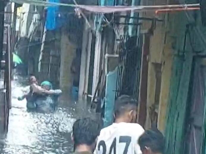 સુરતના રોડ રસ્તા જ નહી પરંતુ કેટલીક નીચાણ વિસ્તારની સોસાયટીઓ  પણ જળમગ્ન બની છે. જેના કારણે ઘરવખરીને પણ નુકસાન થયું છે.