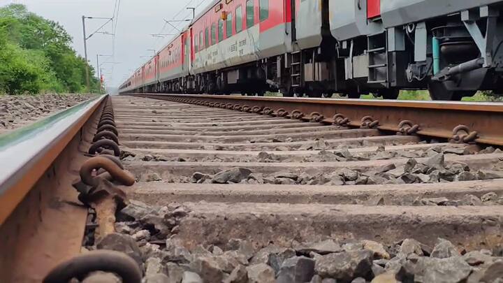 त्यामुळं मोठा अपघात होऊ शकतोय.. म्हणून त्याची त्वरित दुरुस्ती होणं आवश्यक असते.