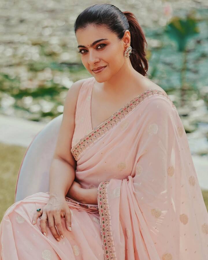 Kajol has also carried a pastel saree here. Small designs are made in it. Like the actress, you can also make your look beautiful by keeping minimal makeup with such a saree.