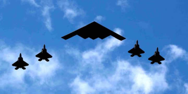 B-2 Spirit की सबसे बड़ी खासियत इसकी स्टील्थ तकनीक है. यह तकनीक विमान को दुश्मन के रडार की पकड़ में आने से बचाती है. इसका एरोडायनामिक डिजाइन और विशेष रडार-शोषक कोटिंग इसे लगभग अदृश्य बना देती है. यही कारण है कि यह दुश्मन की सीमा में गहराई तक घुसकर बिना किसी को भनक लगे मिशन को अंजाम दे सकता है.