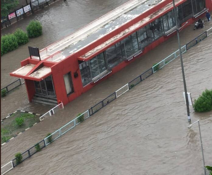 હાલમાં ગુજરાત ઉપર સર્જાયેલી અપર એરસર્ક્યૂલેશનની અસર હેઠળ, દક્ષિણ ગુજરાતમાં અતિભારે વરસાદ વરસ્યો છે. સુરત શહેર અને જિલ્લામાં અવકાશી આફતનો કોઈ અંત નથી આવી રહ્યો, છેલ્લા 24 કલાકમાં સુરતમાં સાડા તેર ઈંચ વરસાદ વરસતા તબાહીના દ્રશ્યો સર્જાયા છે.