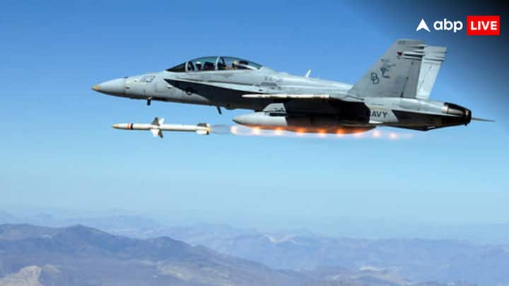 अमेरिका ने ईरान के परमाणु ठिकानों पर जोरदार हमले को अंजाम देने और ईरानी एयर डिफेंस को मात देने के लिए AGM-88E एडवांस्ड एंटी-रेडिएशन गाइडेड मिसाइल का इस्तेमाल किया. इस मिसाइल की खासियत यह है कि यह हवा से जमीन में आसानी से अपने टार्गेट को खत्म कर सकती है. इसकी गति 2 मैक की होती है.