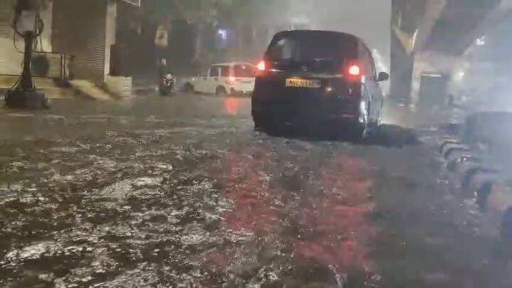 Mumbai Rains : हवामान विभागाने वर्तविलेल्या अंदाजानुसार मुंबईतील बहुतांश भागात मध्यरात्रीपासून जोरदार पावसाला (Heavy Rain) सुरुवात झाली आहे. तर आज मंगळवारी (दि. 24) सकाळपासून मुंबईत (Mumbai News) ढगाळ वातावरण आहे.
