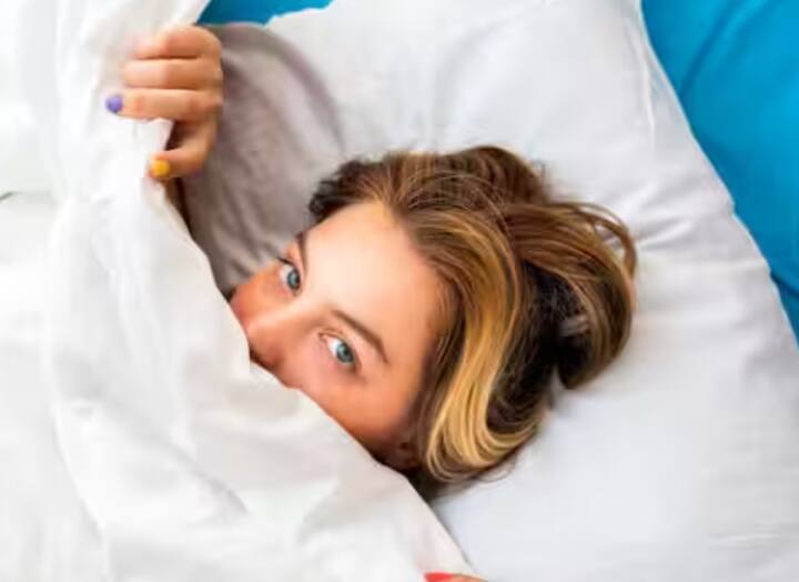 ਨੀਂਦ ਦੀ ਗੁਣਵੱਤਾ ਵਿੱਚ ਸੁਧਾਰ ਹੁੰਦਾ: ਜੇਕਰ ਤੁਸੀਂ ਵੀ ਰਾਤ ਨੂੰ ਪਾਸੇ ਪਰਤਦੇ ਰਹਿੰਦੇ ਹੋ, ਤਾਂ ਘਿਓ ਤੁਹਾਡੀ ਨੀਂਦ ਦੀ ਸਮੱਸਿਆ ਨੂੰ ਹੱਲ ਕਰ ਸਕਦਾ ਹੈ। ਘਿਓ ਵਿੱਚ ਮੌਜੂਦ ਫੈਟੀ ਐਸਿਡ ਦਿਮਾਗ ਨੂੰ ਆਰਾਮ ਦਿੰਦਾ ਹੈ, ਜਿਸ ਨਾਲ ਡੂੰਘੀ ਅਤੇ ਚੰਗੀ ਨੀਂਦ ਆਉਂਦੀ ਹੈ।