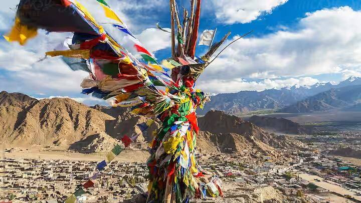 पांढरा रंग म्हणजे हवा, दुसरा पांढरा रंग म्हणजे पश्चिम दिशा. लाल रंग देखील दक्षिण दिशेचे प्रतीक आहे. हिरवा रंग पाण्याशी आणि उत्तर दिशेशी संबंधित आहे. पिवळा रंग हा पृथ्वी आणि तिच्या केंद्राचे प्रतीक मानला जातो.