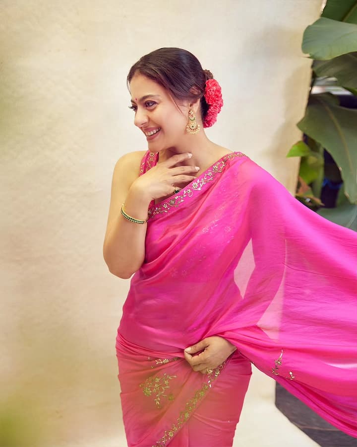 The actress looks very beautiful in this pink saree. She has carried a matching blouse with a pink saree. He has completed this look by applying red flowers in his hair.