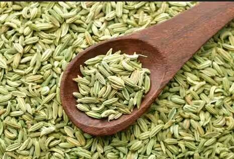 सौंफ: सौंफ का पानी पीने से पेट साफ होता है और चर्बी कम करने में मदद मिलती है। रोजाना एक गिलास सौंफ का पानी पीना कारगर साबित हो सकता है।