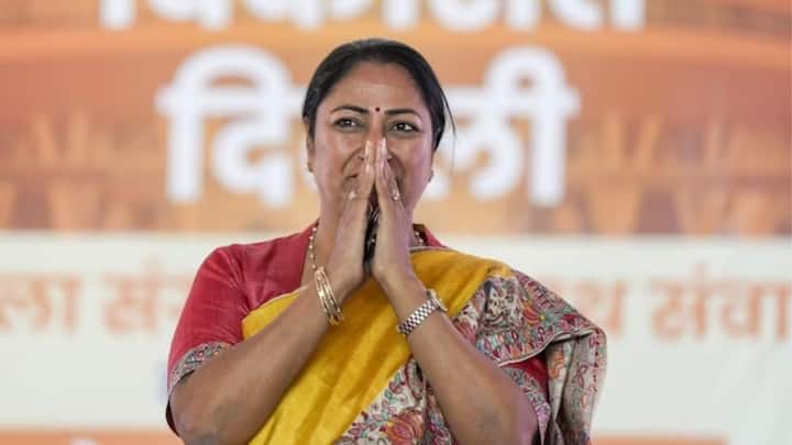 इनमें से कुछ योजनाएं लागू की जा चुकी हैं, जबकि कुछ योजनाएं अब भी शुरू होने का इंतजार कर रही हैं. इन्हीं में एक प्रमुख योजना है मुख्यमंत्री महिला सम्मान योजना. जिसका दिल्ली की महिलाओं को लंबे समय से इंतजार है.