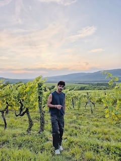 शाहिद और ईशान का यूरोप में दिखा ब्रोमांस, देखिए उनके वेकेशन की स्टाइलिश तस्वीरें