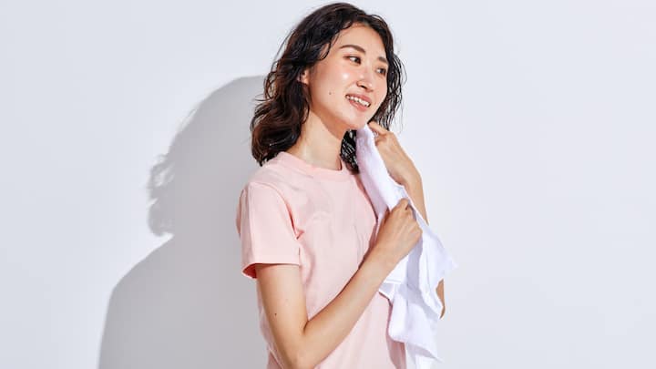 7. Organise For Convenience: Keep essentials like sturdy raincoats, foldable umbrellas, and quick-dry towels neatly organised and within easy reach. Slide out-of-season clothes and spare sheets into vacuum bags, so they take up less room and stay safe from damp. (Image Source: Canva)