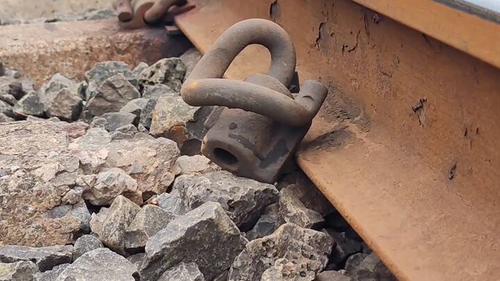 अकोला मूर्तिजापूर लोहमार्गावर रेल्वे रुळांवर लक्ष घातलं तर अनेक ठिकाणी रुळाच्या चाव्या उचकटून बाहेर निघू लागल्याचं दिसू लागलंय.