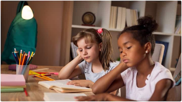 పోమోడోరో టెక్నిక్ ఫాలో అవ్వాలి. అంటే 25 నిమిషాలు చదివి 5 నిమిషాలు బ్రేక్ తీసుకుంటే మంచిది. బ్రేక్ సమయంలో శరీరాన్ని స్ట్రెచ్ చేయడం, వాకింగ్ చేయడం వంటివి చేస్తే నిద్ర రాకుండా ఉంటుంది.