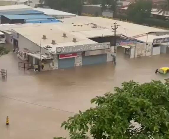 અરેઠથી બોધન થઈ બારડોલી જતો માર્ગ બંધ કરી દેવાયો છે. વરસાદને લઈને નદીમાં નવા નીરની આવક થતાં નદીઓ બે કાંઠે વહી રહી છે.