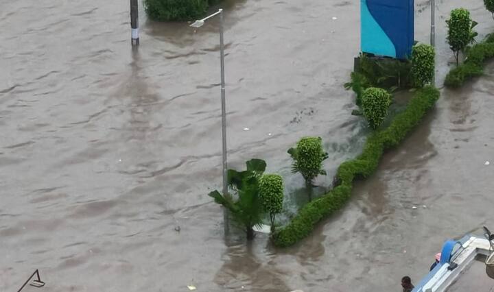 સુરત જિલ્લાના ગ્રામ્ય વિસ્તારમાં પણ ભારે વરસાદે રોડ રસ્તા અને ખેતરો જળમગ્ન કરી દીધા છે.માંડવીના અરેઠથી બોધાન જતા માર્ગ પર  પાણી ફરી વળ્યા છે.