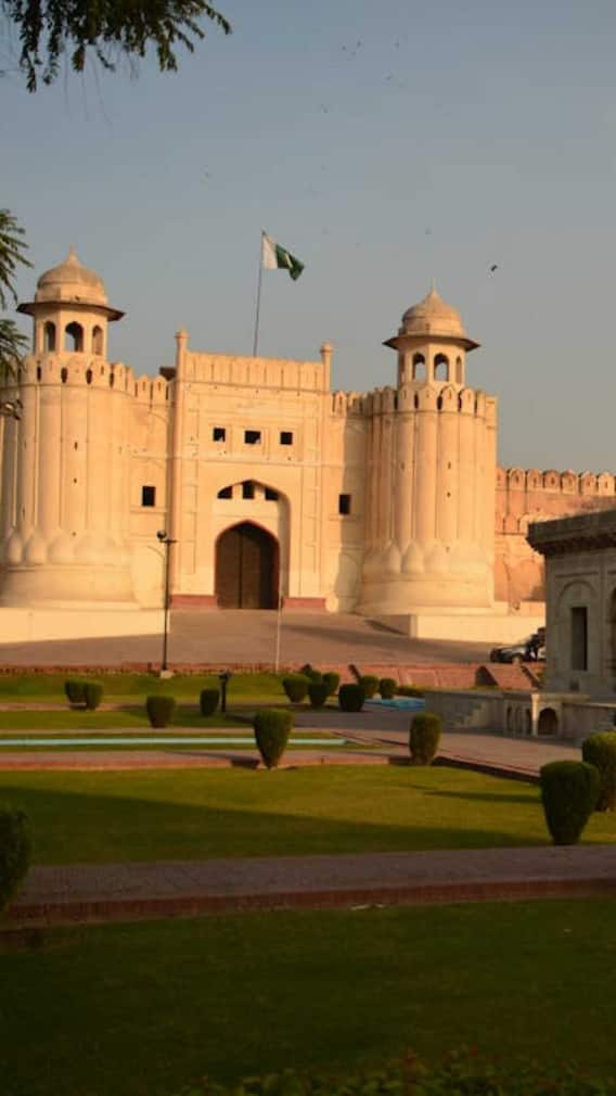 पाकिस्तान का सबसे रईस शख्स कौन है?