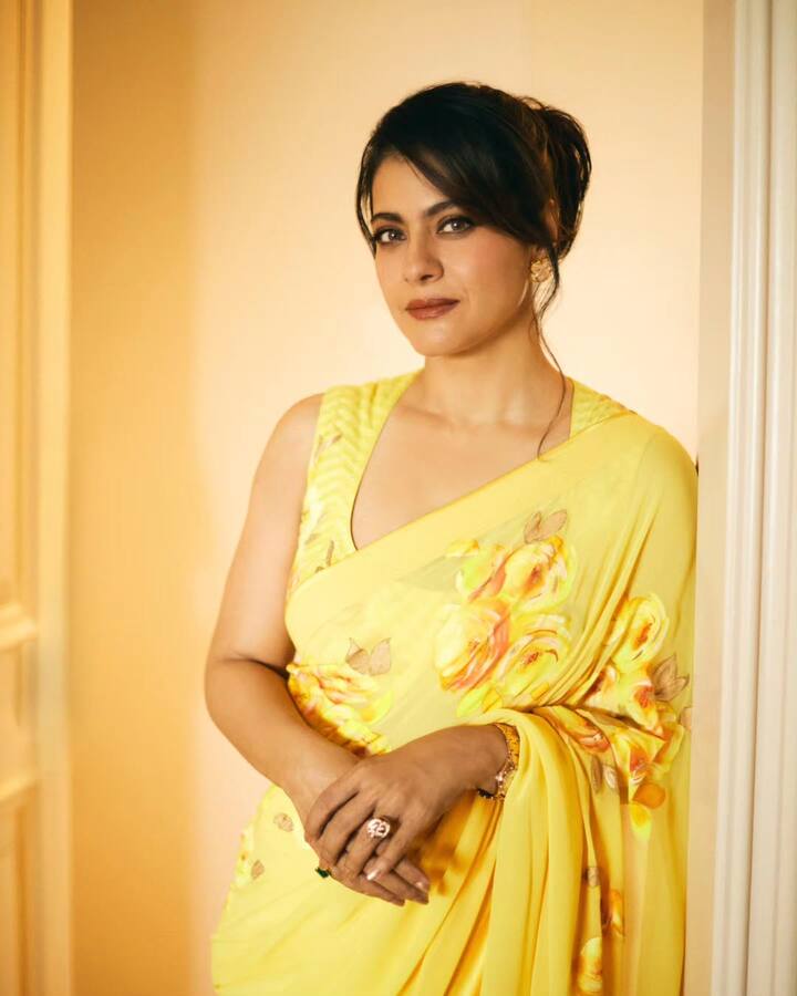 सावन में जहां चारों तरफ हरियाली रहती है तब आप एक्ट्रेस की तरह येलो फ्लोरल साड़ी कैरी कर सकती हैं. साड़ी में मौजूद रंग-बिरंगे फूल आपके लुक को और भी ज्यादा फ्रेश दिखाएंगे.