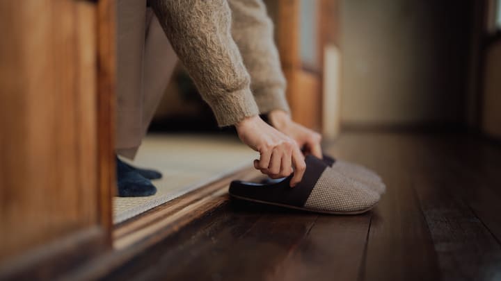 1. Create A Rain-Ready Entryway: Build a mini rainy-day station right by the front door. Include a sturdy shoe rack, a tall umbrella holder, soft towel for drying hands, and a water-absorbing doormat. With these in place, the rest of the house stays clean and dry. Toss in spare lightweight slippers so every visitor feels comfy the moment they step inside. (Image Source: Canva)