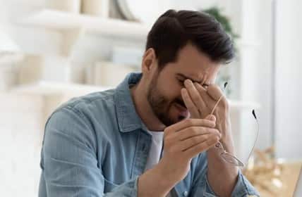 बार-बार थकान महसूस होना: जब शरीर में आयरन की मात्रा कम हो जाती है, तो हीमोग्लोबिन बनना कम हो जाता है. इससे शरीर के अंगों तक ऑक्सीजन कम पहुंचती है और बार-बार थकावट महसूस होती है, भले ही आप ज्यादा मेहनत न कर रहे हों.