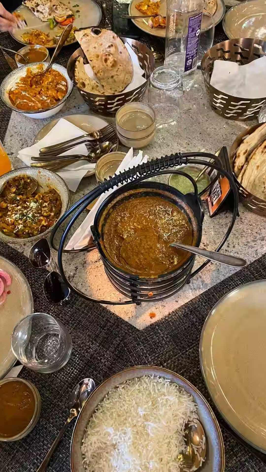 इस कैफे में मोमोज को फ्यूजन डम्पलिंग के नाम से पेश किया जाता है जो स्वाद में बिल्कुल अलग होते हैं