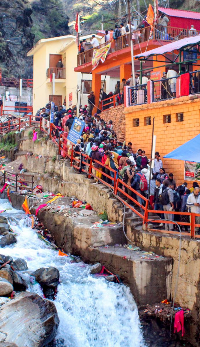 यमुनोत्री धाम, देवी यमुना को समर्पित है और चार धाम यात्रा का पहला पड़ाव माना जाता है