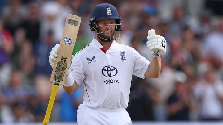 इंग्लंडच्या या सलामीवीराने 170 चेंडूंचा सामना केला आणि 149 धावा केल्या. या डावात डकेटने 21 चौकार आणि 1 षटकार मारला.