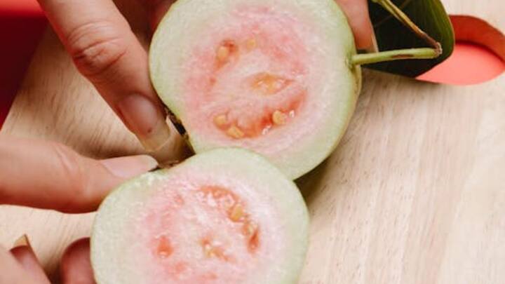 अमरूद भी भारतीयों का लोकप्रिय फल है, इसकी जड़ें दक्षिण अमेरिका से जुड़ी हैं. इसको पुर्तगाली व्यापारी एशिया लेकर आए थे.