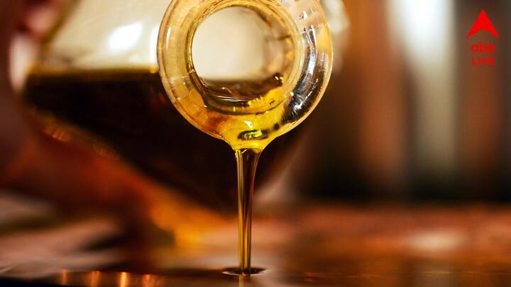 Health Tips: রান্নার স্বাদ বাড়ানোর অন্যতম হাতিয়ার সর্ষের তেল। যার রয়েছে একাধিক স্বাস্থ্য উপকারিতাও।