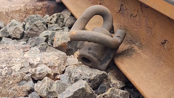 तर अनेक ठिकाणी रेल्वे रुळाच्या मजबुतीसाठी लावेलेले सिमेंटचे कॉलम (पट्टे) अर्थातच रेल्वे रुळ हे दोन समांतरासाठी लावलेले पट्ट्यांचे बनलेले असतात, अन त्यांनाच सिमेंटच्या पट्ट्यांनी जोडलेले असते. आता दोन्ही रुळांना जोडणारे सिमेंट पट्टे देखील तुटू लागलेये.