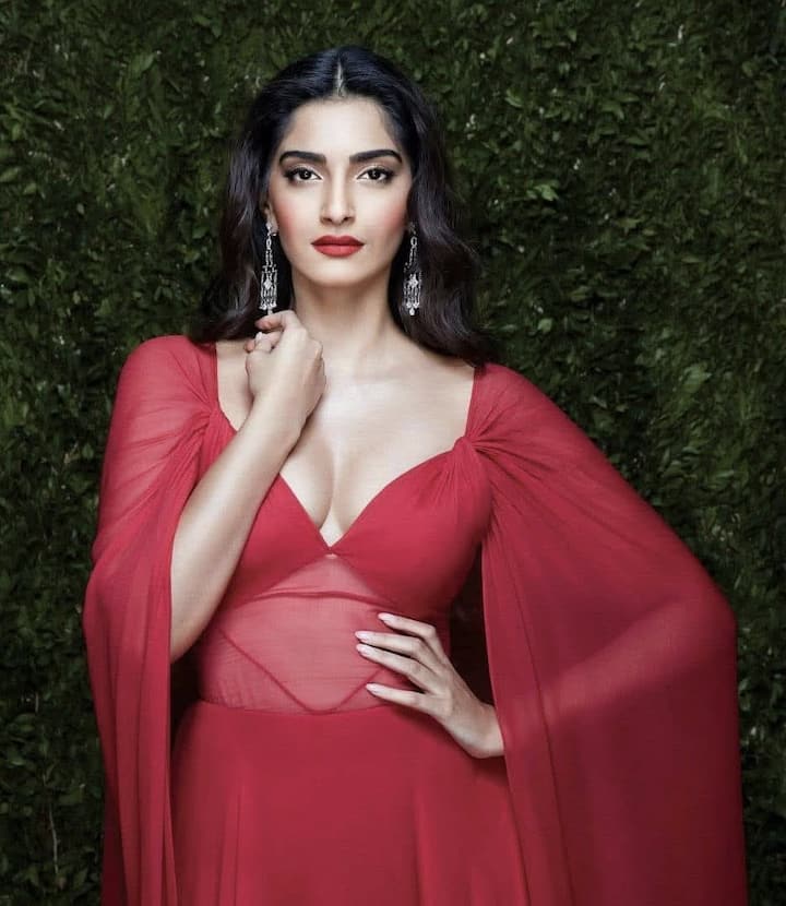 इस रेड ड्रेस में उनका अंदाज एक बार फिर बताता है कि वो बॉलीवुड की असली फैशन आइकन हैं, ये जो भी ड्रेस पहनती हैं, उसमें जान डाल देती हैं.