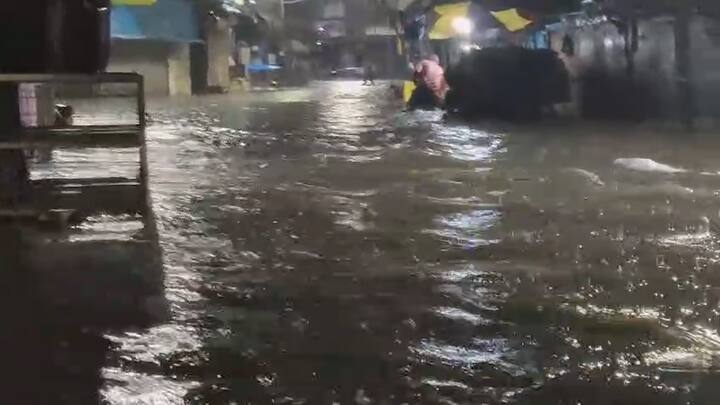 शहरातील अनेक सखल भागात पाणी साचले असून अनेकांच्या घर आणि दुकानात ही पाणी शिरल्याच्या घटना घडल्या आहे.