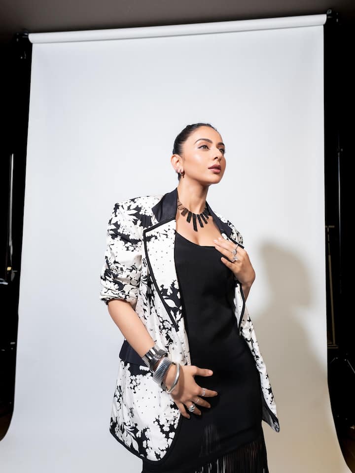 టాలీవుడ్ స్టార్ హీరోయిన్ గా వెలిగిన రకుల్ ప్రీత్ సింగ్ ప్రస్తుతం సోషల్ మీడియాలో యాక్టివ్ గా ఉంటోంది