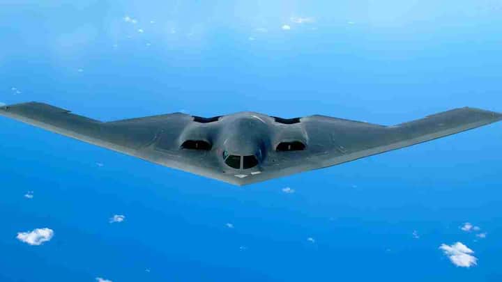 B-2 Spirit: हाल ही में अमेरिका ने ईरान की परमाणु साइट्स पर हमला करने के लिए अपने सबसे खतरनाक और उन्नत बॉम्बर B-2 Spirit का इस्तेमाल किया.