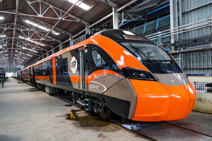 नव्या पद्धतीत प्रवाशांना त्यांचं तिकीट कन्फर्म झालं की नाही याची माहिती 24 तास अगोदर समजेल.यामुळं तिकीट कन्फर्म न झाल्यास ते रद्द करुन पर्यायी व्यवस्था करा येऊ शकते. तिकिट रद्द करुन रिफंडची प्रक्रिया सुरु करता येईल.