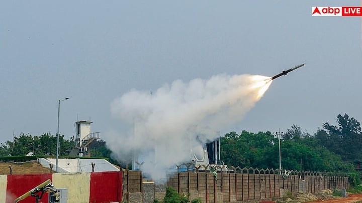 हालांकि, युद्ध के दौरान दूसरे देश के ऊपर से मिसाइल मारने के लिए वह किसी को इन्फॉर्म करता है या नहीं, इसकी जानकारी उपलब्ध नहीं है.
