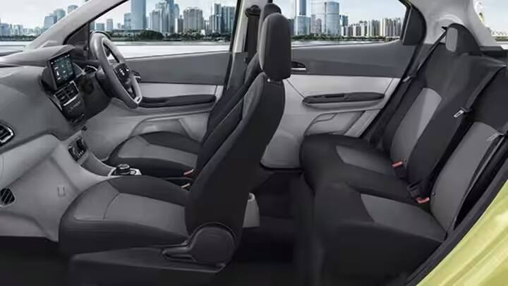 ટાટા ટિયાગોના બેઝ મોડેલમાં ફુલ ચાર્જ પર 250 કિમીની રેન્જ છે, જ્યારે ટોપ વેરિઅન્ટમાં આ રેન્જ 315 કિમી સુધી જાય છે. ટિયાગો EVના ટોપ વેરિઅન્ટમાં 24kWh બેટરી છે.