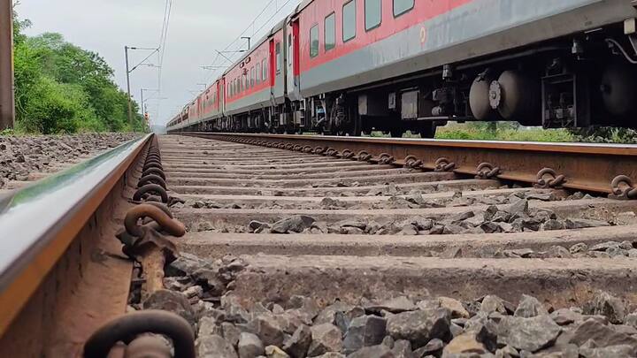 Akola News: मुंबई-नागपूर लोहमार्गावर रेल्वे रुळाच्या मजबुतीसाठी बसवण्यात आलेल्या 'चाव्या' उचकटून बाहेर निघत असल्याचे धक्कादायक प्रकार समोर आलाय.