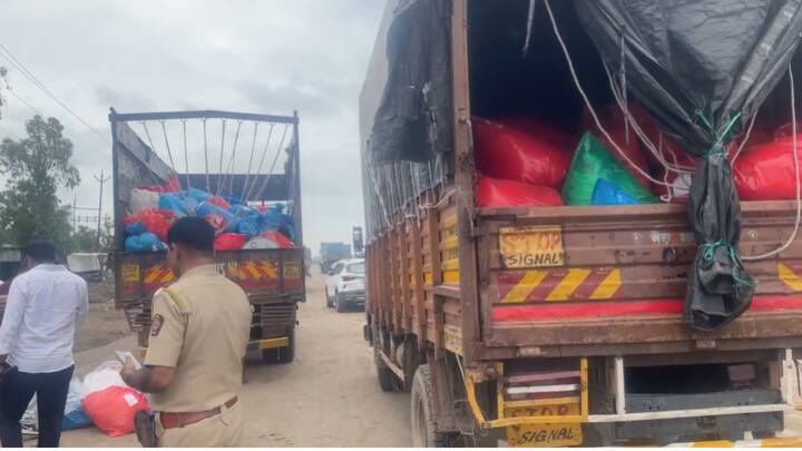 त्यानुसार पोलीस पथकाने साजपूर चौफुली येथे सापळा लावून छापा कारवाई केली असता, दोन आयशर वाहनांमधून कचऱ्याच्या / स्क्रॅपच्या मालामधून चोरट्या पद्धतीने स्क्रॅप पिशव्या मध्ये अंमली पदार्थाची वाहतूक होत असल्याचे निष्पन्न झाले. नमुद ठिकाणी पोलिसांनी पंचनामा करून 2 आयशर मधुन अनुक्रमे 1 किलो 111 ग्राम आणि ४०१ ग्रॅम असा पावडरसदृश्य पांढरा रसायन जप्त करण्यात आलेला आहे.