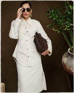 40 की उम्र में हुस्न की मल्लिका दिखीं सोनम कपूर, रेड डीपनेक ड्रेस पहन किया फैंस को दीवाना