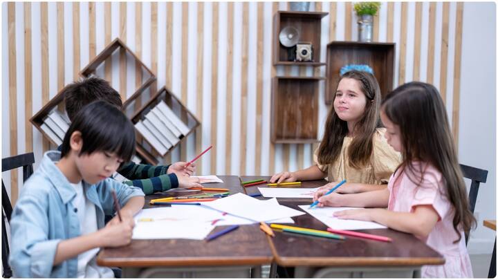 చదివే రూమ్లో లైట్ ఎక్కువగా ఉండాలి. లైట్ తక్కువగా ఉంటే నిద్ర వస్తుంది. కాబట్టి లైట్ వేస్తే బ్రెయిన్ యాక్టివ్ అవుతుంది.